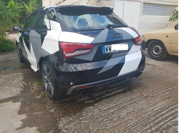 La premi&egrave;re voiture livr&eacute;e en Guadeloupe ! D'autres vont bient&ocirc;t partir pour les &icirc;les