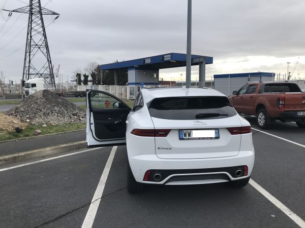 Ce magnifique E-Pace Jaguar photographi&eacute; sur le port du Havre avant son d&eacute;part pour la Guyane